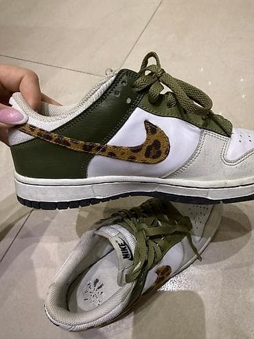 Nike patike – niske, model sa kožnim panelima - Boje: bela podloga na lalafo.rs — 4 Nike patike – niske, model sa kožnim panelima - Boje: bela podloga — 4