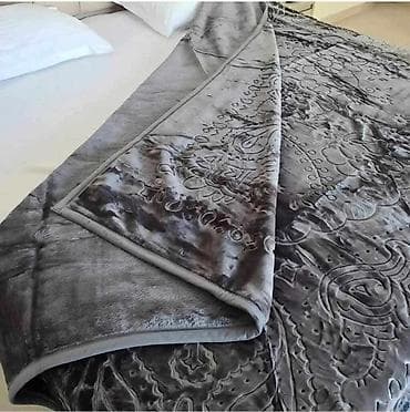 Luksuzna plišana deka/ćebe sa reljefnim floralnim dezenom - na lalafo.rs — 1 Luksuzna plišana deka/ćebe sa reljefnim floralnim dezenom - — 1