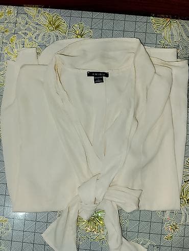 AMISU ženska bluza u boji slonovače (svetlo bež). Lagana, lepršava na lalafo.rs AMISU ženska bluza u boji slonovače (svetlo bež). Lagana, lepršava