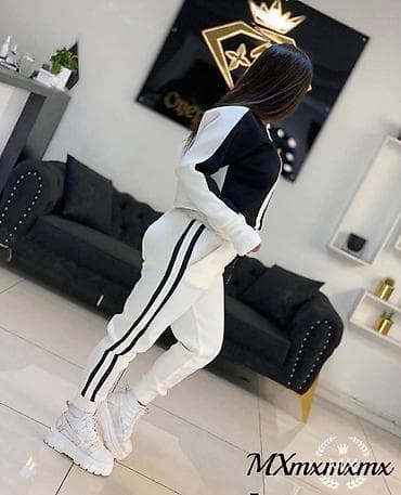 Dva‑delni ženski trenerki set – crop dukserica i donji deo sa prugama na lalafo.rs — 3 Dva‑delni ženski trenerki set – crop dukserica i donji deo sa prugama — 3