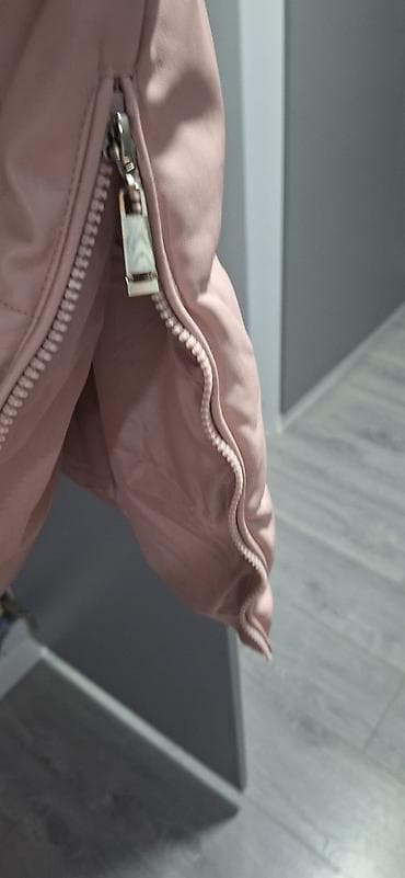 Duga ženska pufnast prsluk sa kapuljačom – puder roze boja. - Model na lalafo.rs — 7 Duga ženska pufnast prsluk sa kapuljačom – puder roze boja. - Model — 7