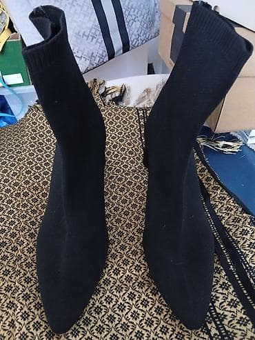 Crne čizmice-čarape sa potpetice jednom obuvene skroz ocuvane. - na lalafo.rs — 2 Crne čizmice-čarape sa potpetice jednom obuvene skroz ocuvane. - — 2