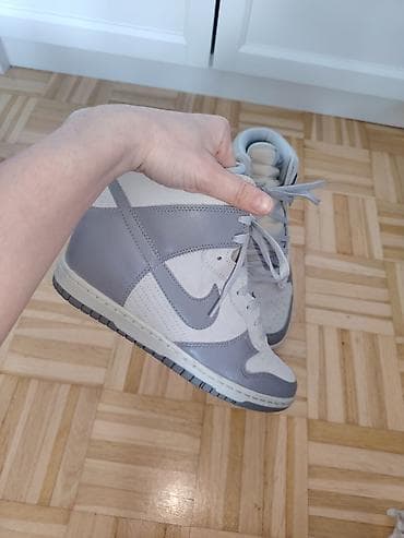 Nike patike – model visokog profila (high‑top), linija u stilu Dunk at lalafo.rs — 4 Nike patike – model visokog profila (high‑top), linija u stilu Dunk — 4