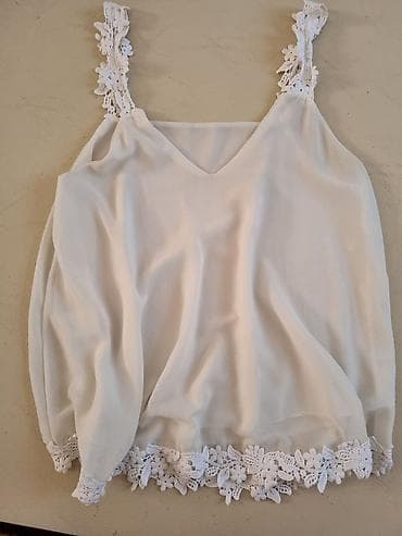 Ženska bela bluza sa V-izrezom i širokim naramenicama. Bluza je na lalafo.rs — 2 Ženska bela bluza sa V-izrezom i širokim naramenicama. Bluza je — 2