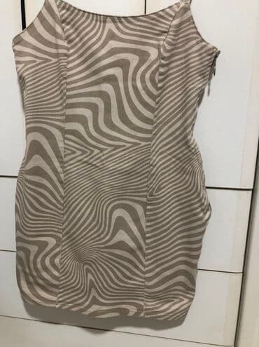 Ženska haljina na bretele, midi dužine, uskog kroja. Tkanina sa bež i na lalafo.rs Ženska haljina na bretele, midi dužine, uskog kroja. Tkanina sa bež i