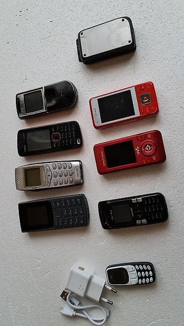 Lot starih mobilnih telefona + punjač Sadržaj: - Više klasičnih na lalafo.rs — 2 Lot starih mobilnih telefona + punjač Sadržaj: - Više klasičnih — 2