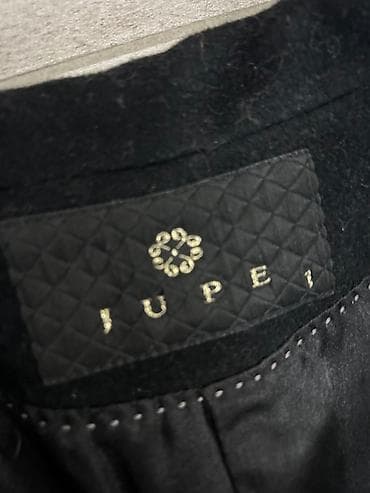 kom sa etiketom: Dugi crni kaput JUPEI - Brend: JUPEI (etiketa vidljiva na at lalafo.rs — 2 kom sa etiketom: Dugi crni kaput JUPEI - Brend: JUPEI (etiketa vidljiva na — 2