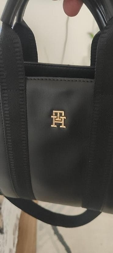 Crna Tommy Hilfiger torba modernog dizajna, pogodna za svakodnevnu na lalafo.rs — 1 Crna Tommy Hilfiger torba modernog dizajna, pogodna za svakodnevnu — 1