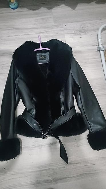 kom sa etiketom: Ženska kraća jakna od eko kože sa krznom - Boja: crna - Materijal at lalafo.rs — 2 kom sa etiketom: Ženska kraća jakna od eko kože sa krznom - Boja: crna - Materijal — 2