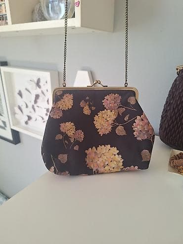 Torbica u vintage stilu, kupljena u vulkanu, kao nova, samo je at lalafo.rs — 1 Torbica u vintage stilu, kupljena u vulkanu, kao nova, samo je — 1