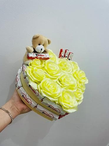 Kutija sa ružama CENA DOGOVOR-čokoladicama i plišanim medom. - na lalafo.rs — 1 Kutija sa ružama CENA DOGOVOR-čokoladicama i plišanim medom. - — 1