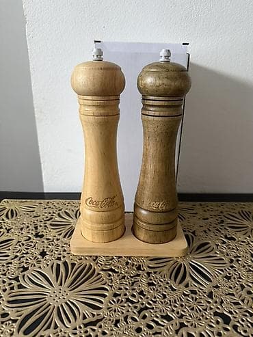 Drveni mlinovi za so i biber – set od 2 komada sa stalkom - na lalafo.rs Drveni mlinovi za so i biber – set od 2 komada sa stalkom -