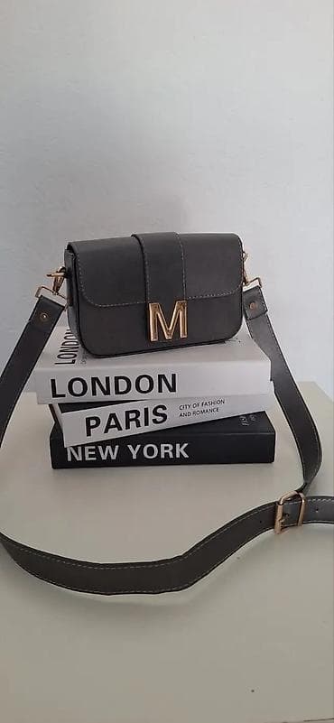 Torba preko ramena sa slovom „M” - Model: kompaktna crossbody torbica na lalafo.rs — 2 Torba preko ramena sa slovom „M” - Model: kompaktna crossbody torbica — 2