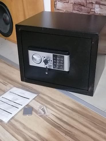 Sigurnosni sef sa digitalnom tastaturom i mehaničkim ključem. - na lalafo.rs — 4 Sigurnosni sef sa digitalnom tastaturom i mehaničkim ključem. - — 4