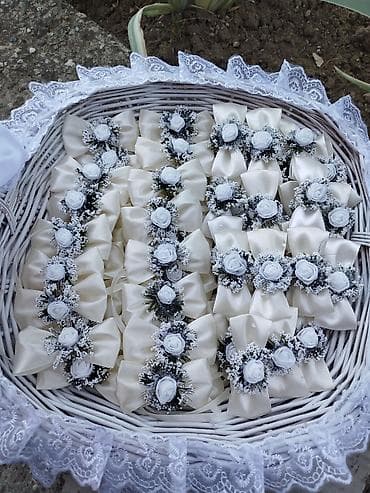 Svadbene reverne značke i bedževi – elegantni set u krem/bele nijanse na lalafo.rs Svadbene reverne značke i bedževi – elegantni set u krem/bele nijanse