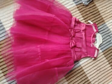 Svečana dečja haljina u jarko roze/fuksija boji. Model sa bogatom na lalafo.rs Svečana dečja haljina u jarko roze/fuksija boji. Model sa bogatom