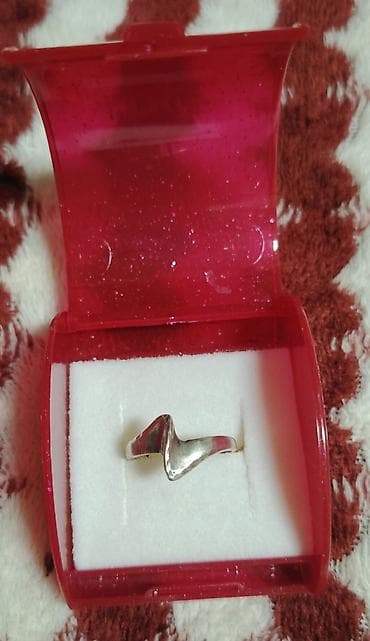 Srebrni prsten sa talasastim/zig-zag dizajnom. Minimalističan, moderan na lalafo.rs Srebrni prsten sa talasastim/zig-zag dizajnom. Minimalističan, moderan