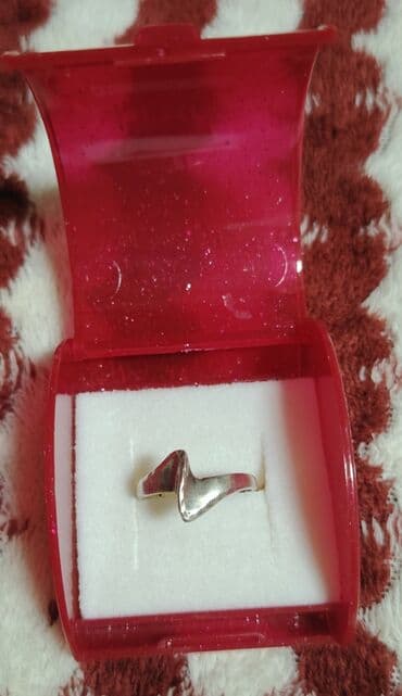 Srebrni prsten minimalističkog talasastog dizajna. - Materijal na lalafo.rs Srebrni prsten minimalističkog talasastog dizajna. - Materijal