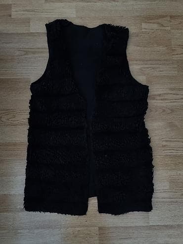 Crni ženski prsluk sa krznenom teksturom, bez rukava. Izrađen je od na lalafo.rs — 1 Crni ženski prsluk sa krznenom teksturom, bez rukava. Izrađen je od — 1