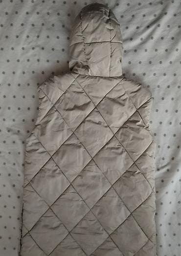 Stepani punjeni prsluk preko kolena midi, krem boje sa kapuljacom na lalafo.rs — 5 Stepani punjeni prsluk preko kolena midi, krem boje sa kapuljacom — 5