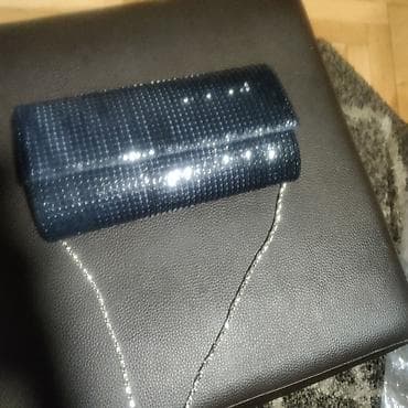 Personal Items: Elegantna večernja torbica – tamnoplava, sjajna jednom nošena iz at lalafo.rs — 1 Personal Items: Elegantna večernja torbica – tamnoplava, sjajna jednom nošena iz — 1