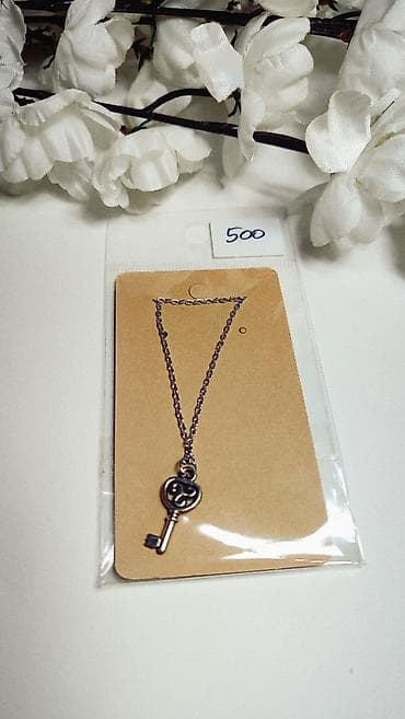 Ogrlica sa priveskom u obliku starinskog ključa. - Materijal: metalne na lalafo.rs Ogrlica sa priveskom u obliku starinskog ključa. - Materijal: metalne