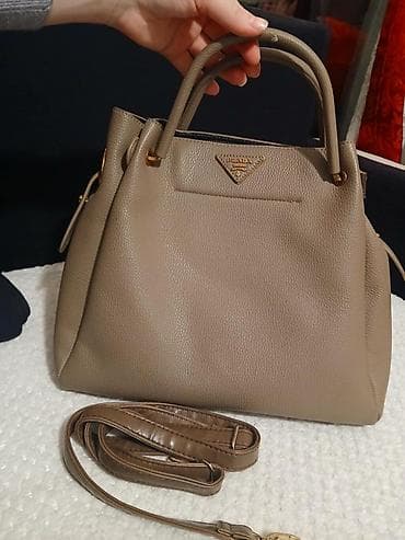 Torba za rame, Prada, Materijal: Koža na lalafo.rs Torba za rame, Prada, Materijal: Koža