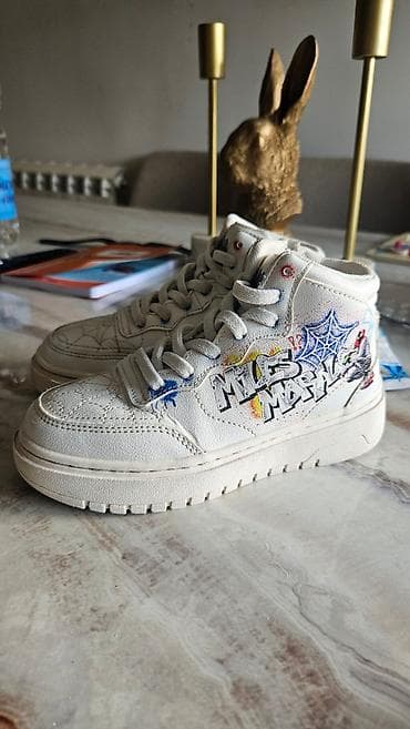 Dečje patike „Miles Morales“ – bele visoke tene sa motivima na lalafo.rs — 1 Dečje patike „Miles Morales“ – bele visoke tene sa motivima — 1