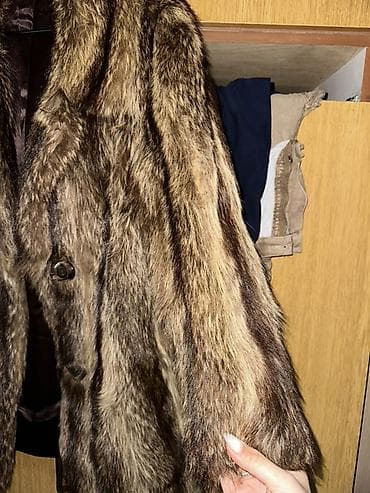 Jackets, Coats, Vests: Prodajem bundu od pravog krzna rakuna. Veličina 38 at lalafo.rs — 2 Jackets, Coats, Vests: Prodajem bundu od pravog krzna rakuna. Veličina 38 — 2