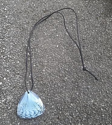 Retro plavi privezak u obliku školjke Privezak je iz 90-tih godina na lalafo.rs — 2 Retro plavi privezak u obliku školjke Privezak je iz 90-tih godina — 2