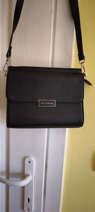 Crna tašnica poput pismo tašne, jednom nošena na lalafo.rs Crna tašnica poput pismo tašne, jednom nošena