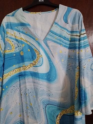 Tunika/haljina laganog kroja sa V‑izrezom. Materijal je tanak i na lalafo.rs — 2 Tunika/haljina laganog kroja sa V‑izrezom. Materijal je tanak i — 2