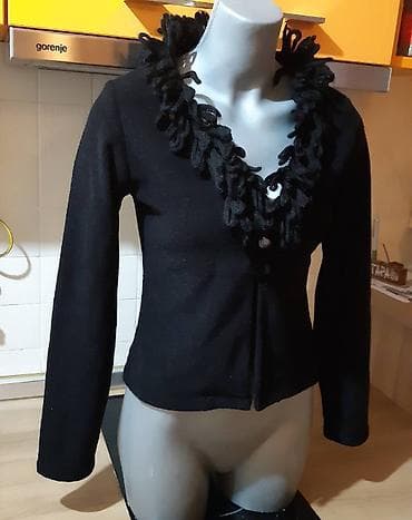 Crni ženski kardigan/blejzer sa dugim rukavima. Model je strukiran na lalafo.rs — 2 Crni ženski kardigan/blejzer sa dugim rukavima. Model je strukiran — 2