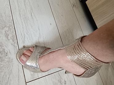 Prodajem Sandale u boji zlata, jednom obuvene na venčanju UG 25,5cm na lalafo.rs — 9 Prodajem Sandale u boji zlata, jednom obuvene na venčanju UG 25,5cm — 9