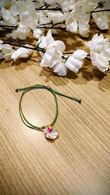 Elegantna narukvica sa školjkom i biserom - Ručno pleteni zeleni na lalafo.rs — 1 Elegantna narukvica sa školjkom i biserom - Ručno pleteni zeleni — 1