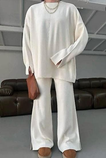 Ženski komplet – duks i pantalone od pletenog materijala - Model na lalafo.rs Ženski komplet – duks i pantalone od pletenog materijala - Model