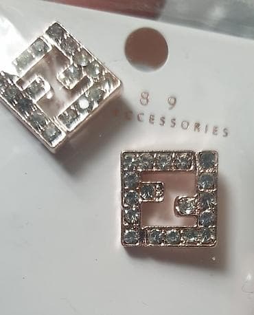 Cc logo chanel mindjuše kvadrat sa znakom. Bele i srebrne, bižuterija at lalafo.rs — 8 Cc logo chanel mindjuše kvadrat sa znakom. Bele i srebrne, bižuterija — 8