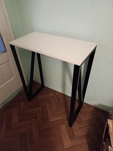 Uski konzolni sto sa metalnim nogama - Moderan industrijski dizajn na lalafo.rs Uski konzolni sto sa metalnim nogama - Moderan industrijski dizajn