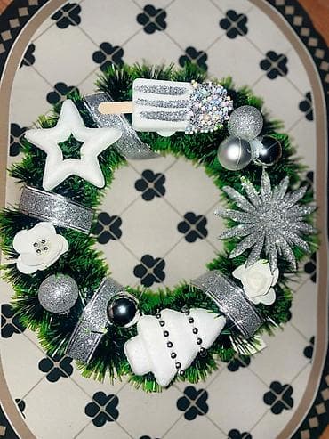 Novogodišnji/dekorativni venac – zelena osnova ukrašena srebrnim na lalafo.rs — 1 Novogodišnji/dekorativni venac – zelena osnova ukrašena srebrnim — 1