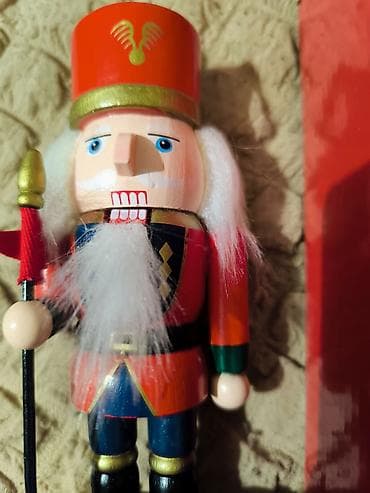 Drvena figurica “Orašar” – dekorativni vojnić sa kopljem - na lalafo.rs — 3 Drvena figurica “Orašar” – dekorativni vojnić sa kopljem - — 3