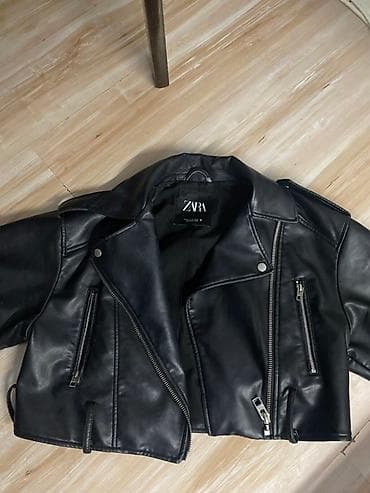 ZARA ženska kratka bajkerska jakna od eko kože - Brend: ZARA - Model na lalafo.rs — 2 ZARA ženska kratka bajkerska jakna od eko kože - Brend: ZARA - Model — 2