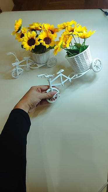 Storage boxes: Veštačko cveće u saksiji – dekorativni bicikl, set 2 komada. - at lalafo.rs — 2 Storage boxes: Veštačko cveće u saksiji – dekorativni bicikl, set 2 komada. - — 2