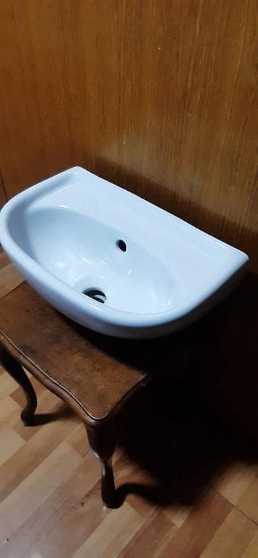Lavabo 40x26x16 cm razmak rupa 18cm . korišceno na lalafo.rs Lavabo 40x26x16 cm razmak rupa 18cm . korišceno