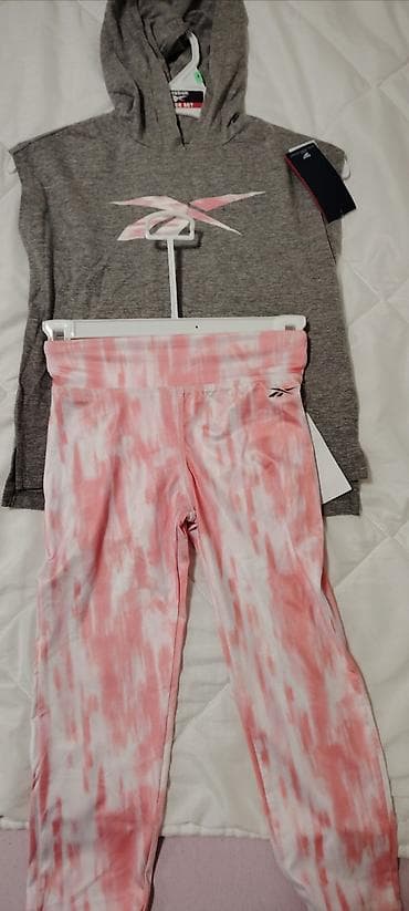 Reebok dečiji sportski komplet (2 dela) - Gornji deo: sivi dukser bez at lalafo.rs — 1 Reebok dečiji sportski komplet (2 dela) - Gornji deo: sivi dukser bez — 1