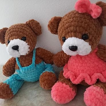 Ručno pleteni plišani medvedići – par - Materijal: mekana, plišana na lalafo.rs Ručno pleteni plišani medvedići – par - Materijal: mekana, plišana