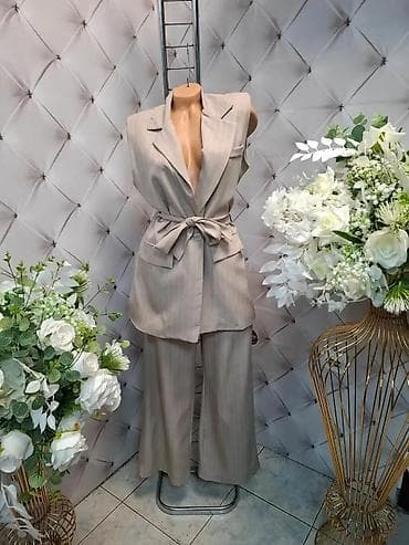 Ženski dvodelni komplet – prsluk i pantalone sa prugama. - Model na lalafo.rs — 1 Ženski dvodelni komplet – prsluk i pantalone sa prugama. - Model — 1