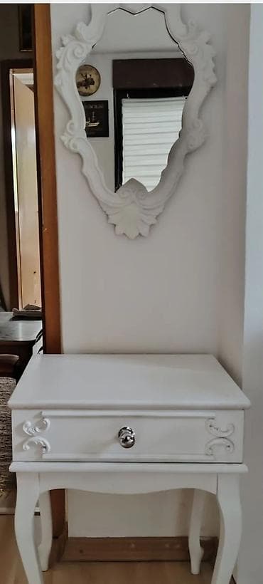 Elegantni set: konzolni stočić sa fiokom i zidno ogledalo - Stil na lalafo.rs Elegantni set: konzolni stočić sa fiokom i zidno ogledalo - Stil