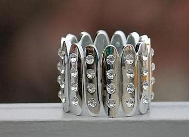 Narukvice - narukvica. Prva: Kao nova, masivna narukvica bez posebnih na lalafo.rs — 5 Narukvice - narukvica. Prva: Kao nova, masivna narukvica bez posebnih — 5