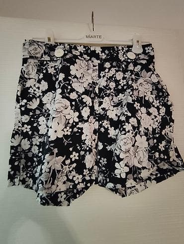 Elegantne ženske kratke pantalone sa cvetnim dezenom, veličine 38 na lalafo.rs — 1 Elegantne ženske kratke pantalone sa cvetnim dezenom, veličine 38 — 1