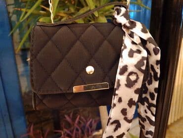 Elegantna mini torbica preko ramena - Model: kompaktna crossbody na lalafo.rs Elegantna mini torbica preko ramena - Model: kompaktna crossbody